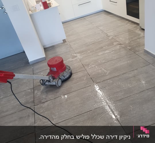 מכונת פוליש אדומה מנקה רצפת אריחים רטובה